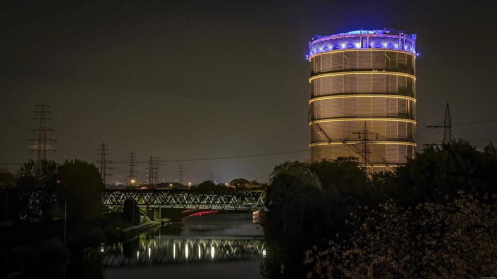 Praktyczne przechowywanie w salonie z półkami i pudełkami