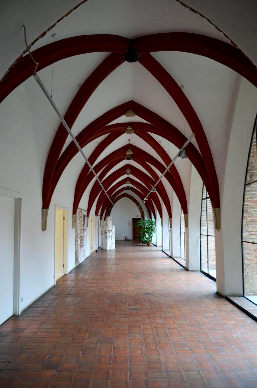 Bogato zdobione wnętrze z intensywnymi kolorami i wzorami