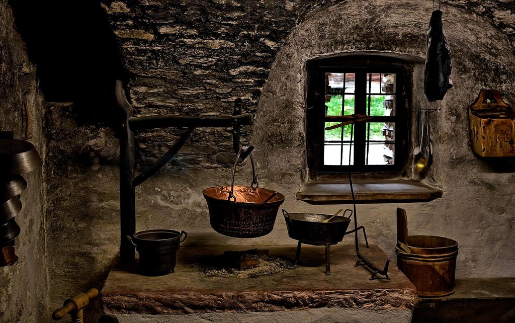 Organizacja szafek kuchennych z wykorzystaniem organizerów