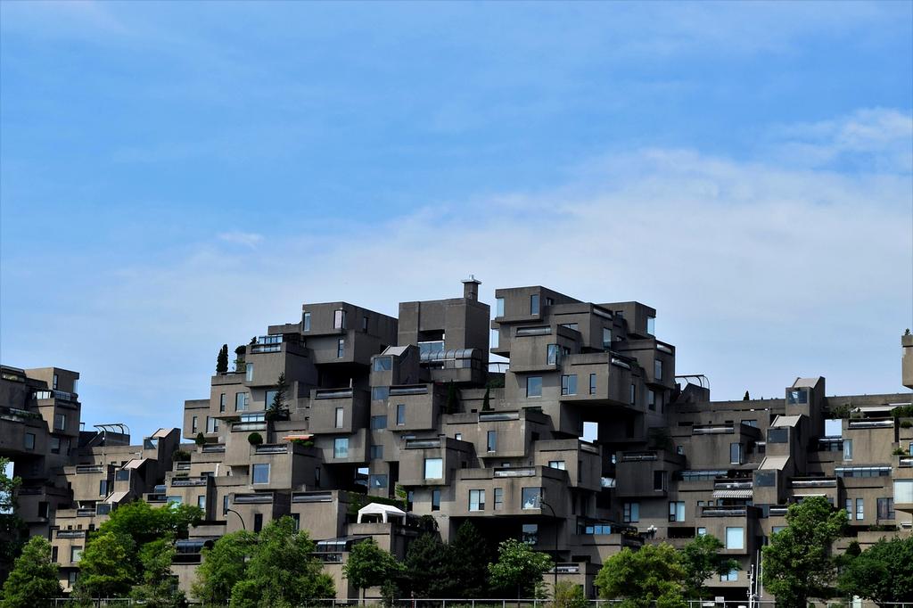 Porady domowe - schludne, nowoczesne wnętrze z naturalnym światłem