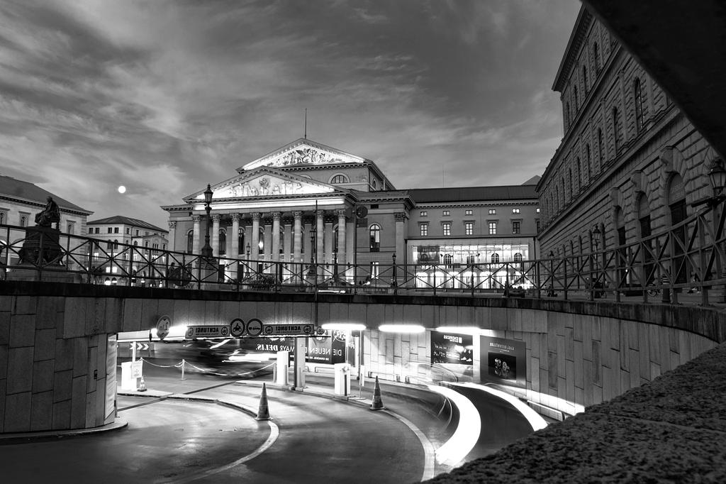 Nowoczesny salon z inteligentnym oświetleniem i automatyzacją domową