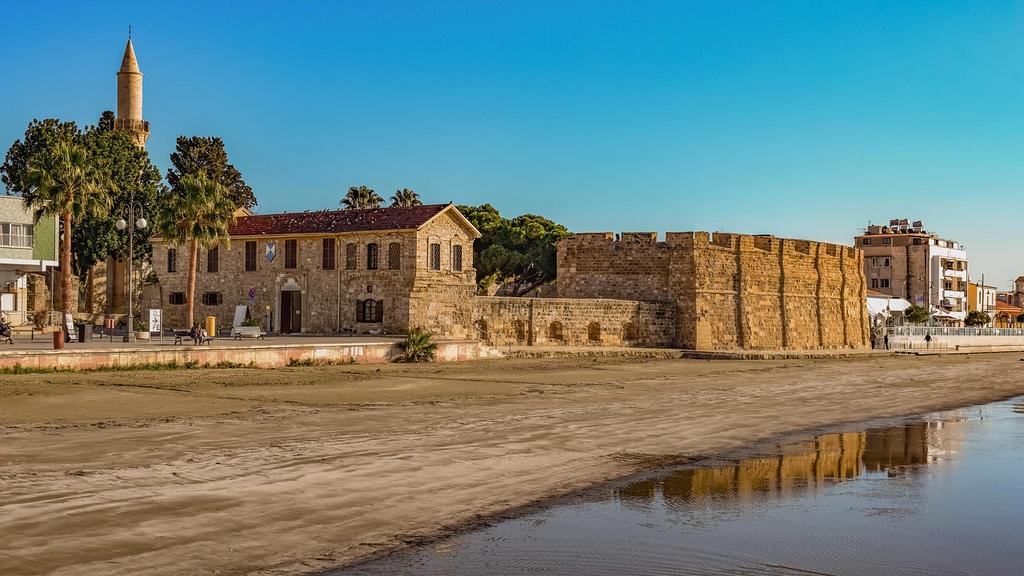 Inteligentne lustro z wyświetlaczem i funkcjami smart home